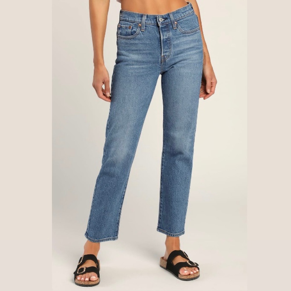 Levi’s Wedgie Icon Fit high-waisted medium-wash jeans. 💙